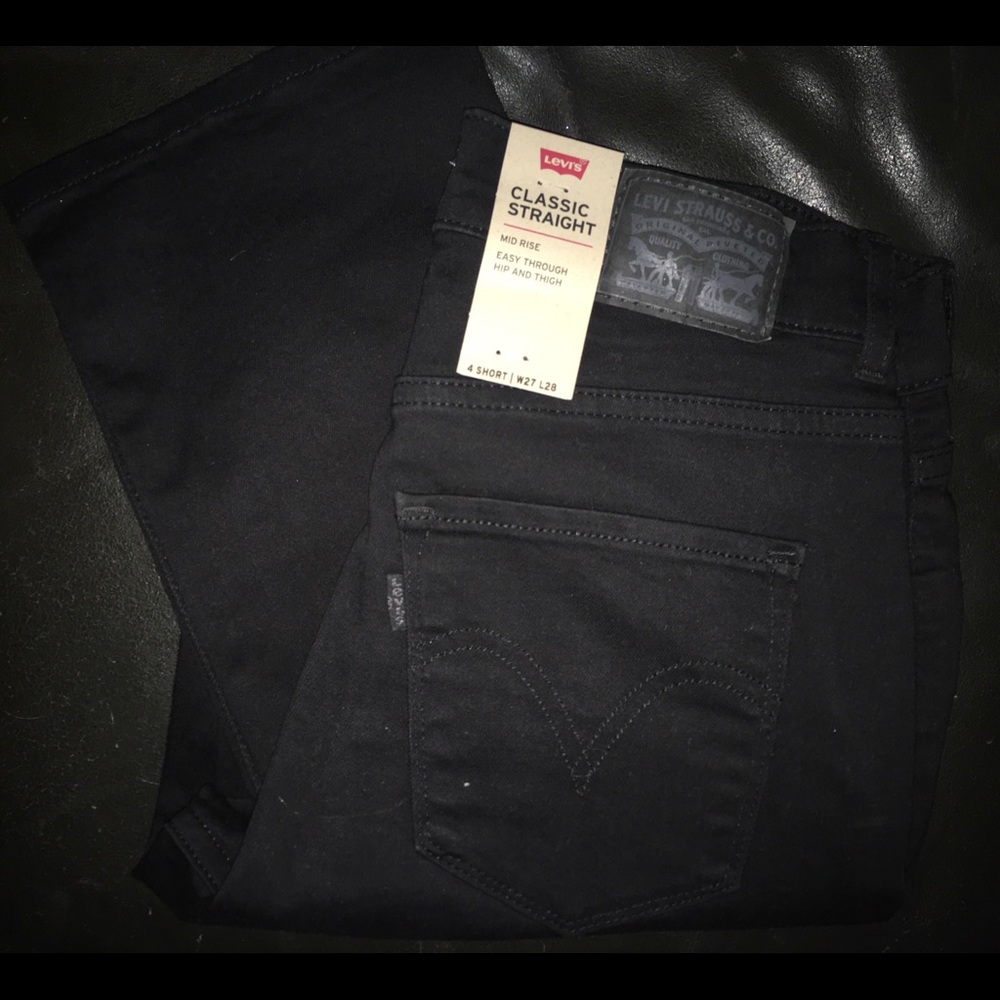 *Sold* Levi’s Straight Women’s short W27  L28